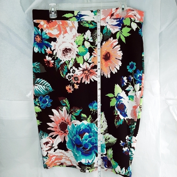 H&M Stretchy Floral Skirt L excellent condition! - Picture 2 of 6